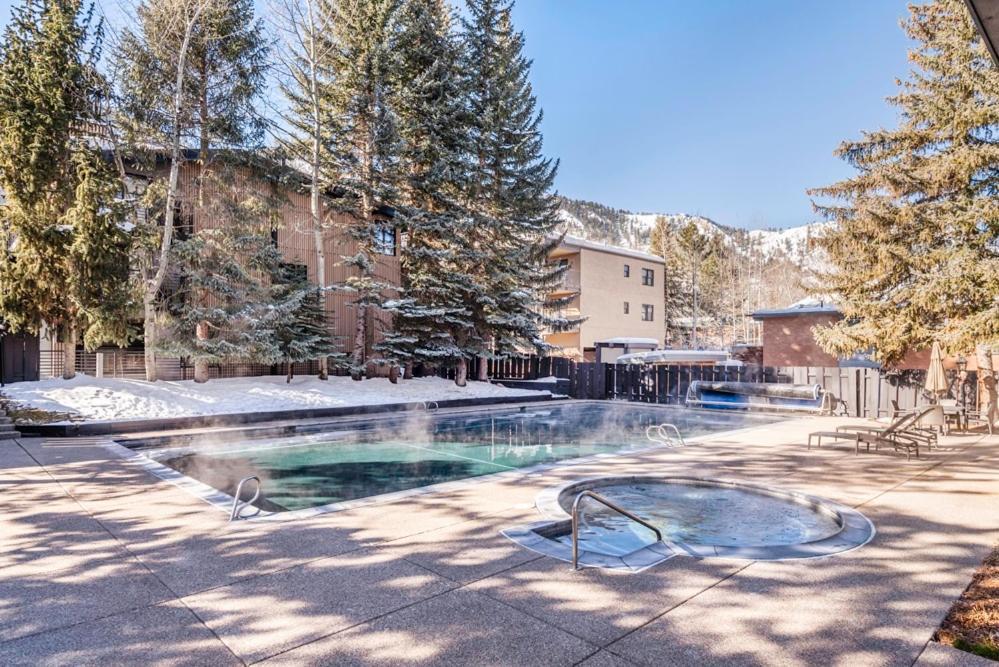 Chateau Roaring Fork Unit 22, Spacious Condo With Beautiful River Views, 4 Blocks To Town Aspen Exterior photo